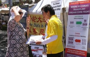 A local woman said to a practitioner that she will write the Australian Prime Minister, urging him to take action to help Falun Gong. She took a stack of Falun Gong materials for further reading.