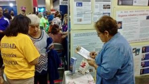 Signing of the petition to stop the brutal persecution of Falun Gong in China at the Baby Boomers Festival at the Puerto Rico Convention Centre.