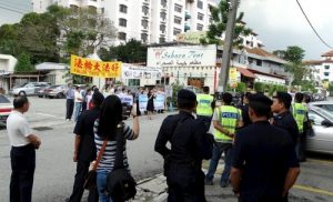 Falun Gong practitioners rally near the Chinese Embassy in Malaysia and condemn the persecution in China.