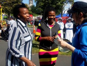 Emilia (left) is happy to see Chinese performers demonstrate their culture in New Zealand. She encouraged practitioners, “Keep up the good work. I support you.”