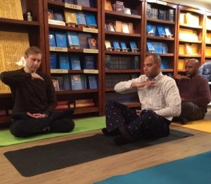 Participants learing the meditation exercises at the 18th Falun Dafa Seminar in Manhattan which was held at Tianti Books from November 12 to November 20, 2016. 