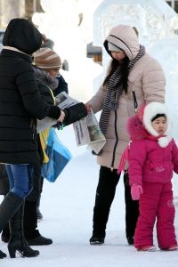 n Ulan-Ude, practitioners held an event on a downtown pedestrian street. Almost everybody who talked to practitioners signed the petition to condemn the brutal persecution in China.