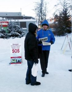 Signature collection in Tomsk took place in front of the downtown shopping mall GYM.