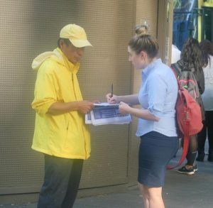 Banny Da Roza signs a petition to support Falun Gong practitioners' efforts to end the persecution.