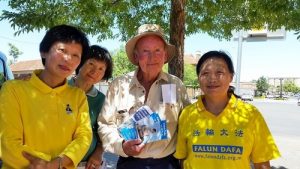 Mr. Graham from Temora meets with Falun Gong practitioners.