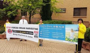 Mr. Mark Hall, councilor of Lachlan Shire welcomes Falun Gong practitioners.