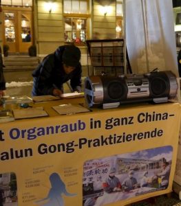 Passers-by sign a petition against the CCP's live organ harvesting of prisoners of conscience.