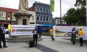 Ms. Belinda Coates, Deputy Mayor of Ballarat, speaks at a press conference held by Falun Gong practitioners.