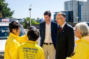 Mr. Peter Abetz (second from right) shows his support for the Falun Gong car tour in front of the Parliament of Western Australia in November 2016.