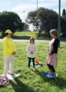 Ms. Susan Andrew and her daughter learn the Falun Gong exercises together.