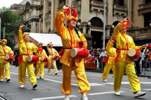 Falun Gong practitioners' procession was welcomed in the Australia Day parade in Melbourne.