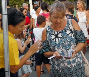 Falun Dafa practitioners discussed and shared information to festival goers.