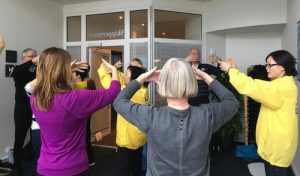 Visitors to the 2017 Body and Mind Expo learn the Falun Gong exercises.