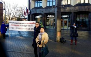 A Chinese visitor poses for a photo with a Falun Gong practitioner and expressed her support for the practitioners' efforts against the persecution.