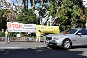 Peaceful Falun Gong protest as Chinese Premier Li Keqiang leaves Government House in Auckland.