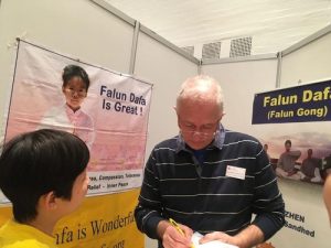 Mr. Jan Langekær signs a petition demanding that the Chinese Communist regime stop the persecution of Falun Gong.