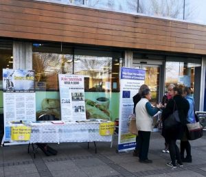 Students at the University of Dundee learn about the CCP's live organ harvesting from Falun Gong practitioners.