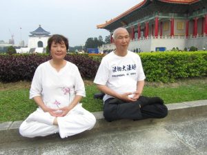 Chen Cheng-kun and his wife Liu Mei do the fifth Falun Gong exercise.