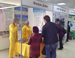 Visitors pause to learn about Falun Gong.