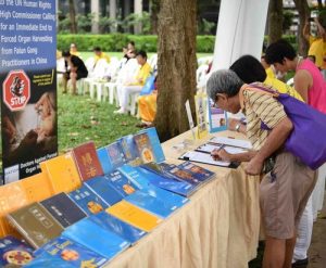 Signing the petition to condemn the persecution after learning about Falun Gong and why the Chinese communist regime persecutes the practice.