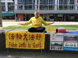 Practitioner Garry Kearns raises awareness about the CCP's persecution in a downtown area every week.