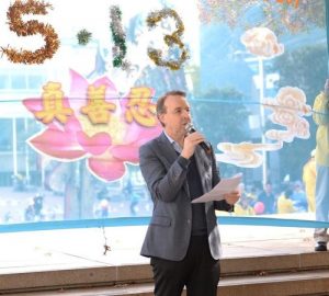 Well-known human rights lawyer Kerry Gore believes that Falun Gong offers a lot of benefits to society. He appreciates Master Li for introducing Falun Gong to public.