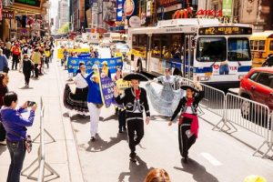 Practitioners from Mexico attended the march in New York City on May 12 to celebrate the 18th annual World Falun Dafa Day.