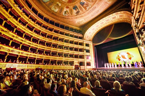 The Shen Yun New York Company at the Teatro Massimo in Palermo, Italy, on June 18. The company presented five performances in Palermo June 15–18, all to packed houses. (The Epoch Times) 