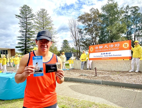 Sydney Introducing Falun Dafa During City2Surf   4c0b7650c62054645e496a77db213497 