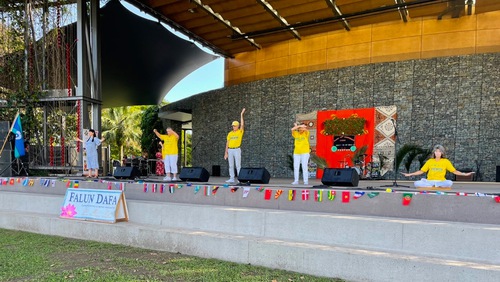 Falun Dafa practitioners demonstrated the five Falun Dafa exercises on stage.

