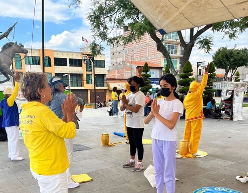 People learn the Falun Dafa exercises.
