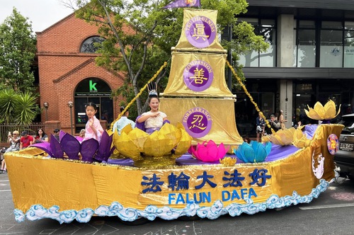 Falun Dafa practitioners participate in Norwood’s Christmas parade on November 26, 2022. 

