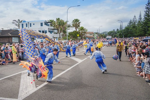 Falun Dafa practitioners attended Christmas parades in Whangārei and Orewa on November 26, 2022.

