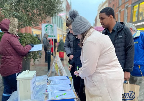 Practitioners held activities in Dublin on January 28, 2023 to tell people about the brutal persecution in China.

