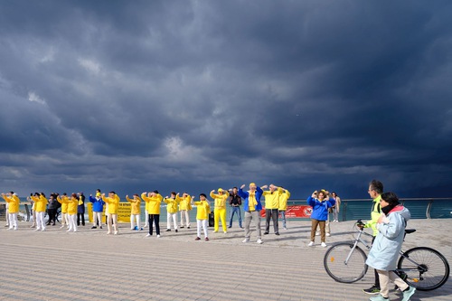 Practitioners demonstrate the exercises on the Old Jaffa Promenade in Tel Aviv on Saturday, January 14. (Minghui)
