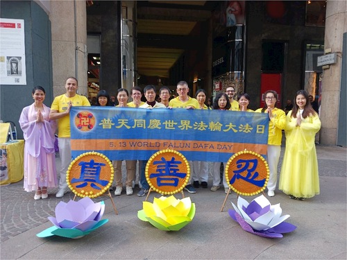 Practitioners in Milan celebrate Falun Dafa Day.

