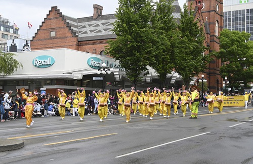 Falun Dafa practitioners in the 123rd annual Victoria Day Parade in Victoria, the capital of British Columbia, on May 22

