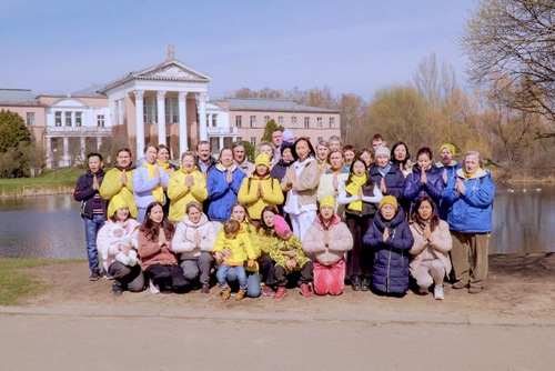 Practitioners in Moscow celebrate World Falun Dafa Day and wish Master a happy birthday.


