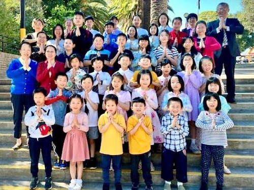 Minghui School students in Sydney take a group photograph with their teachers and parents. They wished their founder, Mr. Li Hongzhi, a happy Mid-Autumn Festival.

