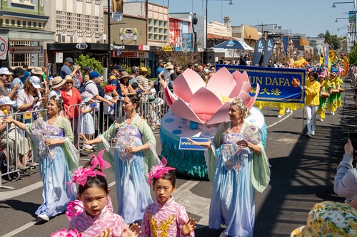 Falun Dafa practitioners were invited to participate in the Grand Central Floral Parade in Toowoomba on September 16, 2023. 

