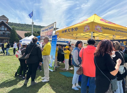Practitioners introduced Falun Dafa during the 8th annual Moon Festival event in Port Jervis. 

