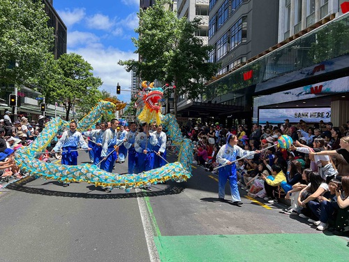 Falun Dafa practitioners participated in the Auckland Santa Parade on November 26, 2023.

