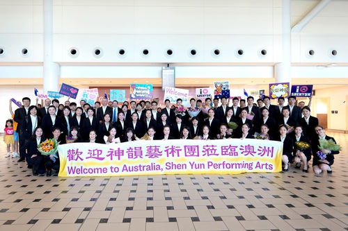Shen Yun New York Company arrived at Australia’s Brisbane Airport on February 19 and was warmly welcomed by fans. (The Epoch Times)


