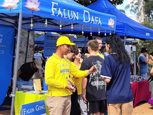 People at the Kalamunda Show learn about Falun Dafa.

