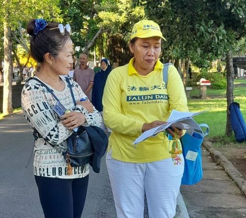 Practitioners in Denpasar practiced the exercises in a park and clarified the truth about Falun Dafa and the persecution to people in the park.

