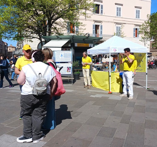 People learn about Falun Dafa and the CCP’s brutality from display boards, fliers, and conversations with practitioners.

