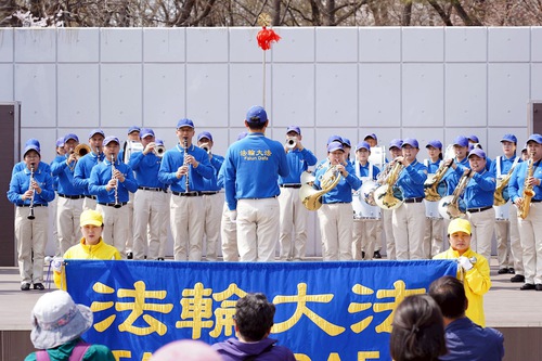 Practitioners held an event in Liberty Park on April 7 to introduce Falun Dafa.

