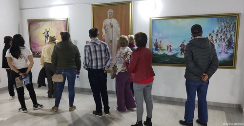 Visitors appreciate the exhibition.

