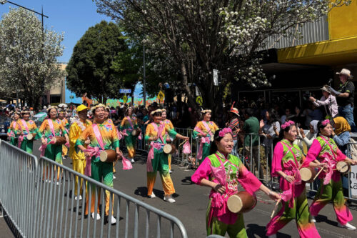 Falun Dafa practitioners participated in the Toowoomba Grand Floral Parade and were welcomed by over 100,000 spectators. 