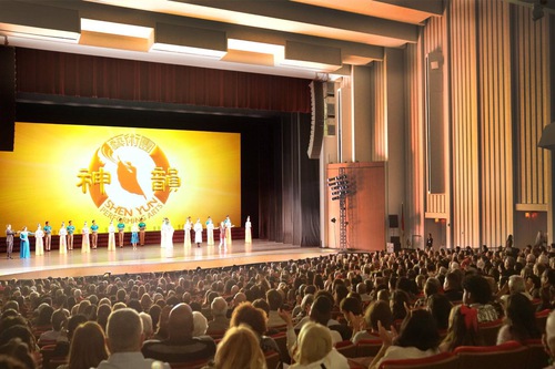 Shen Yun World Company at a packed house at the Atlanta Symphony Hall in Atlanta, Georgia, on December 23. (The Epoch Times)

